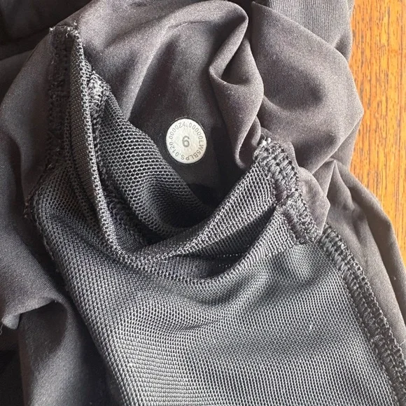 Lululemon black on the fly pant-size 6 - Picture 6 of 6